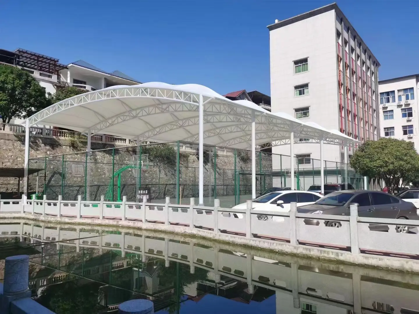 贵州黔东南园区停车棚总在漏水生锈?源头膜结构厂家:按本地气候选材,避开三大坑