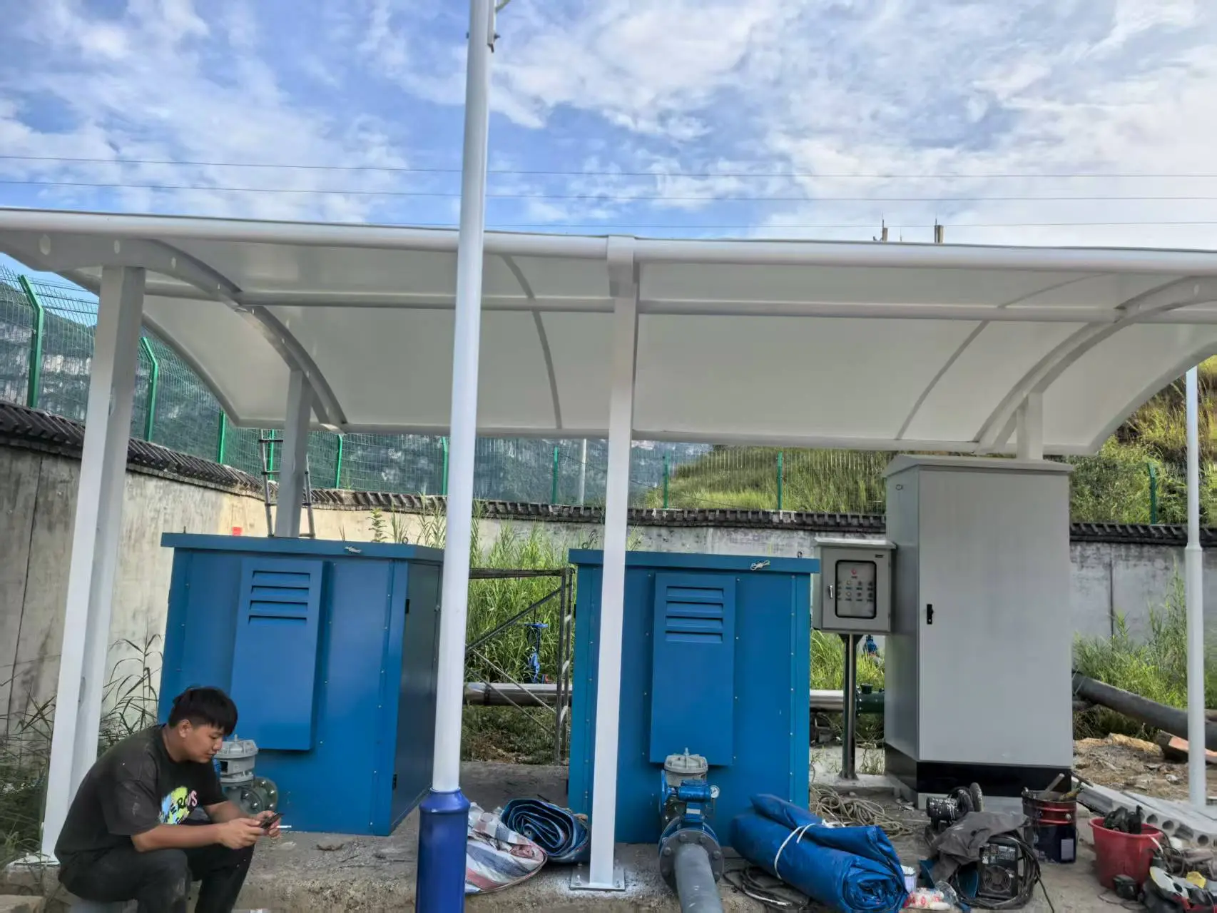贵州黔东南膜结构棚怎么选?多雨高湿山区,避开低价铁皮棚与劣质膜材坑