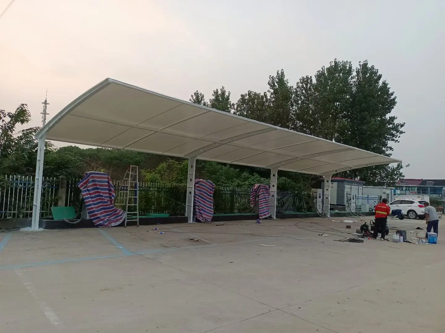 贵州黔东南膜结构工程科普：山地多雨强紫外线环境，停车棚选材别只看低价
